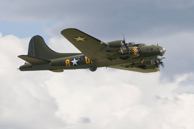Boeing B-17G Flying Fortress Sally B